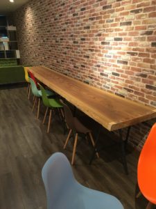 カフェエリアの長机